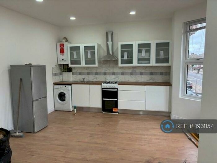 2 Bedroom Flat To Rent In Romford, Romford, RM1