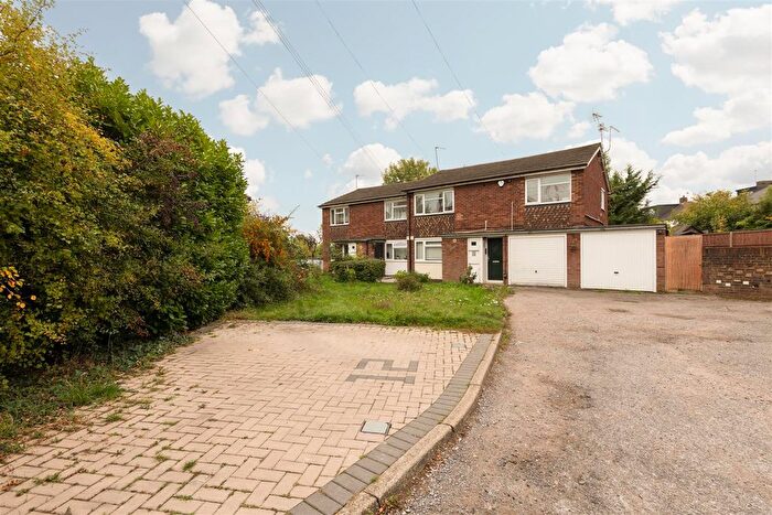 2 Bedroom Maisonette For Sale In Grosvenor Court, London, N14