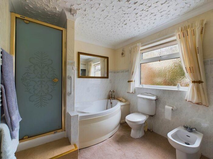 3 Bedroom Bungalow For Sale In Whisperwood, Hagworthingham Road