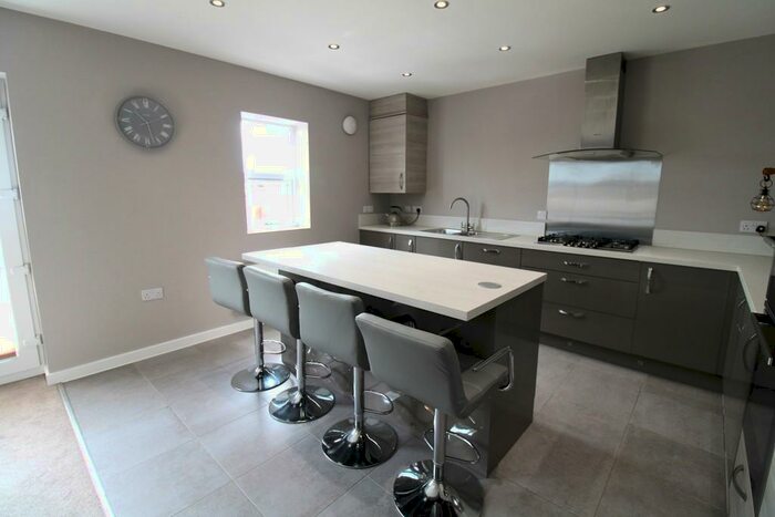 2 Bedroom Apartment To Rent In Lime Tree House, Hunters Walk, S40