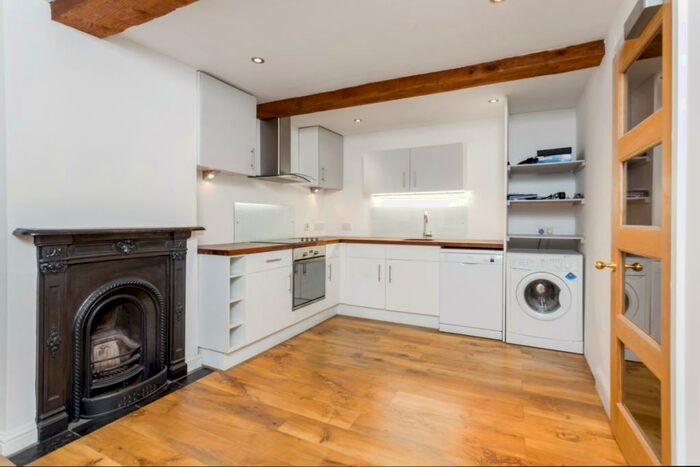 2 Bedroom Apartment To Rent In High Street Odiham, RG29