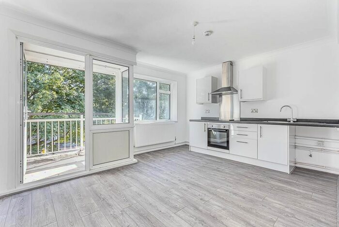 2 Bedroom Property To Rent In Colborne House, Upper North Street, E14