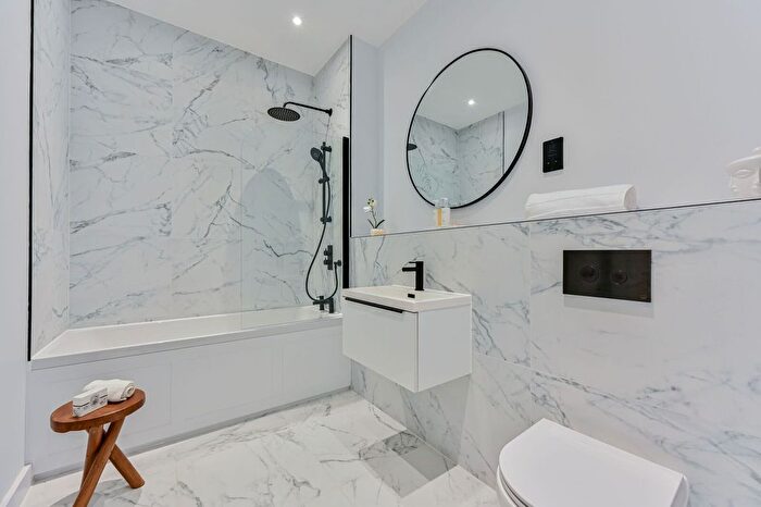 3 Bedroom Flat For Sale In Carpenters Mews, Wandsworth, London, SW17