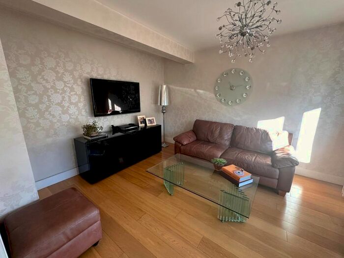 3 Bedroom Detached House To Rent In New Park Avenue, London, N13