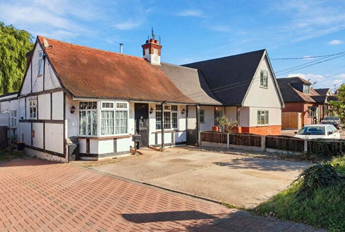 3 Bedroom Chalet For Sale In Rawreth Lane, Rayleigh, SS6