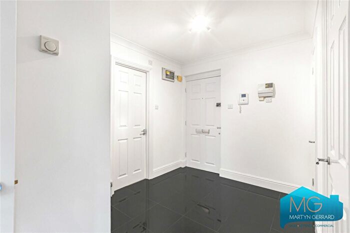 1 Bedroom Apartment For Sale In Cavendish House, Woodside Grange Road, N12