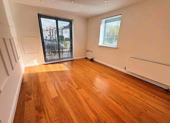 2 Bedroom Flat To Rent In Church Lane, East Finchley, N2