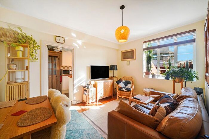 2 Bedroom Flat For Sale In Latymer Court, Hammersmith Road, Hammersmith, W6