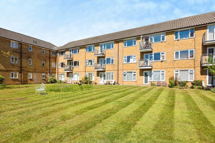 2 Bedroom Flat For Sale In Sumner Road, Farnham, Surrey, GU9