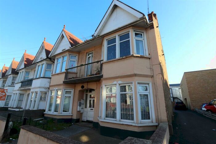 1 Bedroom Flat To Rent In Ramuz Drive, Westcliff On Sea, SS0