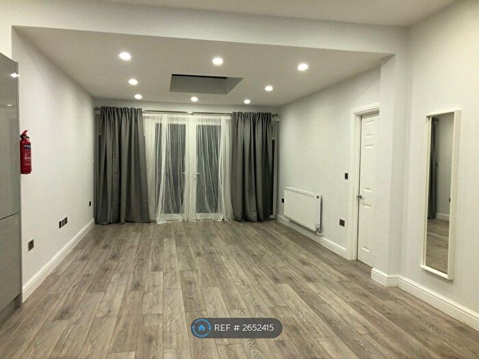 2 Bedroom Flat To Rent In Rodborough Road, London, NW11