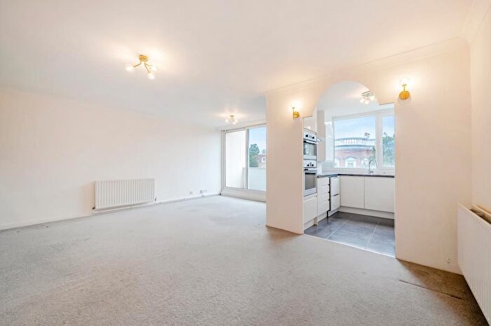 2 Bedroom Flat To Rent In Hendon Hall Court, Parson Street, NW4