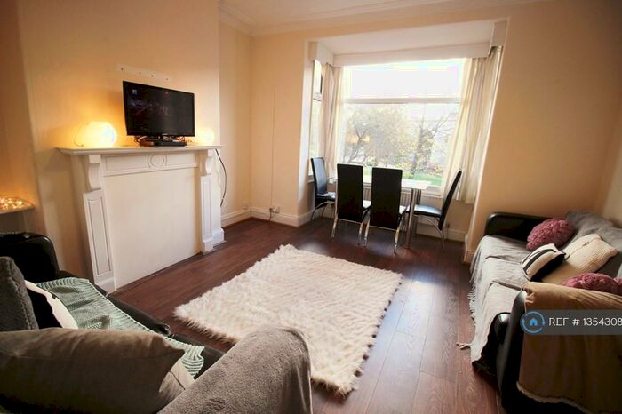 2 Bedroom Flat To Rent In Ash Avenue, Leeds, LS6