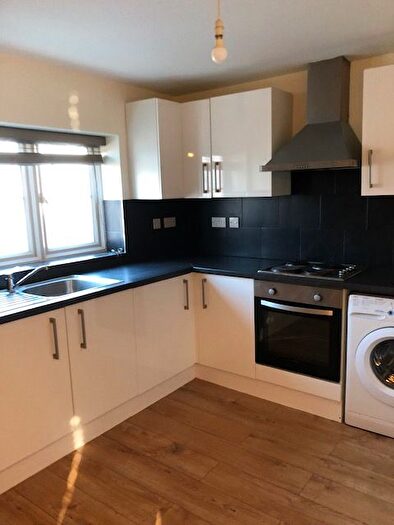 4 Bedroom Flat To Rent In Almond Grove, Brentford, TW8