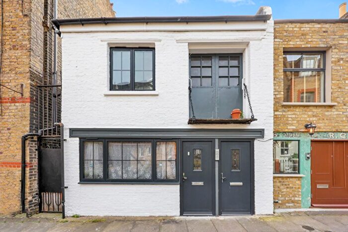 2 Bedroom Flat For Sale In Sylvester Path, Hackney Central, E8