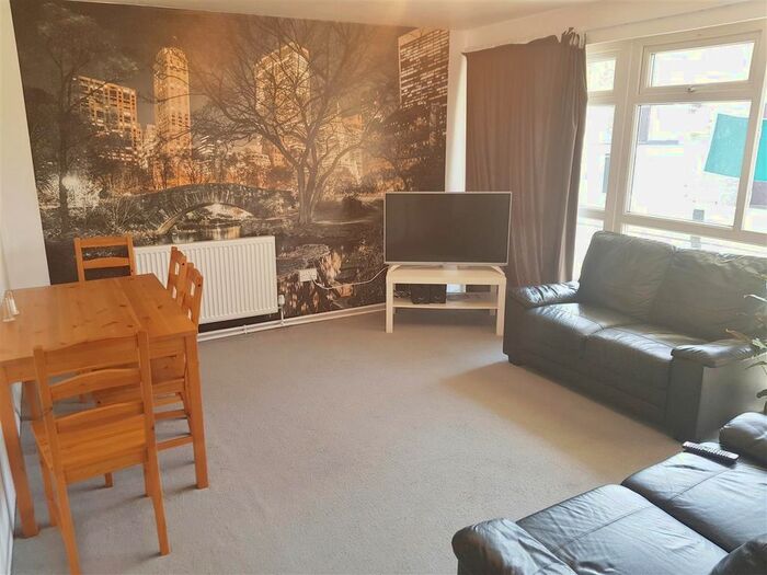 3 Bedroom Flat To Rent In Beecroft Close, Canterbury, CT2