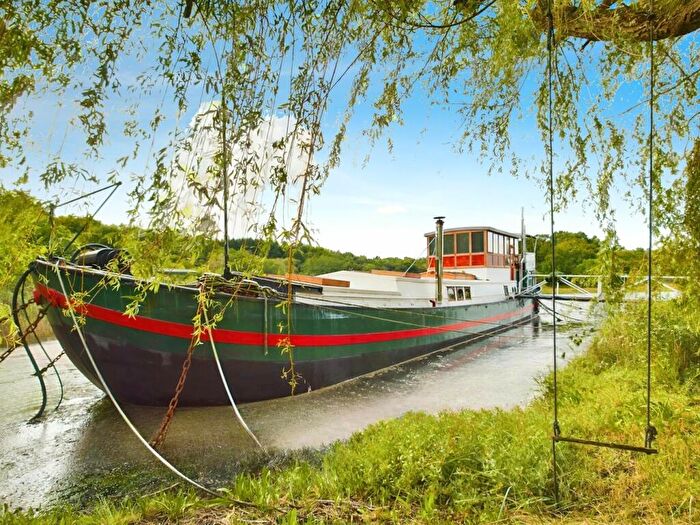 3 Bedroom House Boat For Sale In Satchell Lane, Hamble, Southampton, SO31