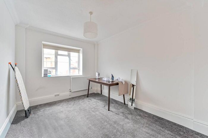 3 Bedroom Flat To Rent In Church Street, St John's Wood, London, NW8