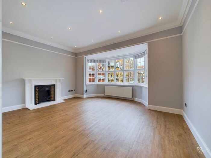 3 Bedroom Property To Rent In Grand Avenue, Hove, BN3