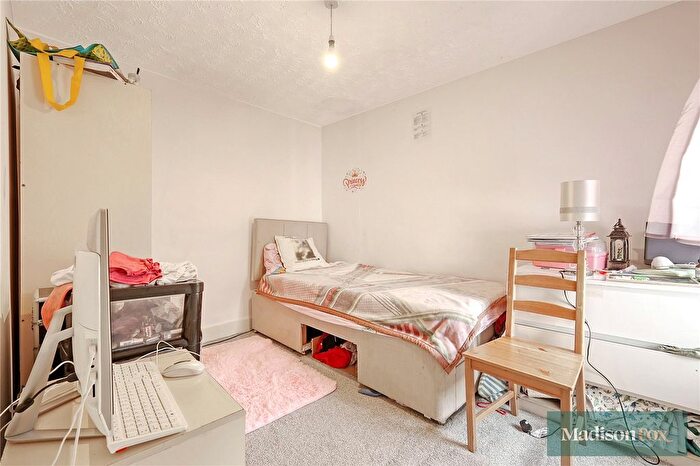 2 Bedroom End Of Terrace House For Sale In Tomswood Hill, Ilford, IG6