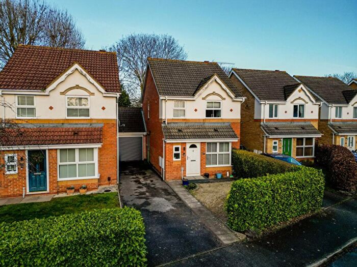 3 Bedroom Link Detached House For Sale In Phipps Close, Aylesbury, HP20