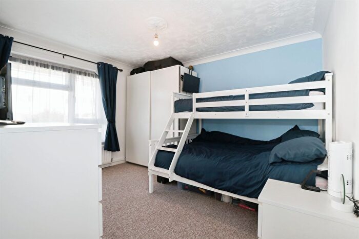 2 Bedroom Flat For Sale In Chawton Close, West End, Southampton, SO18