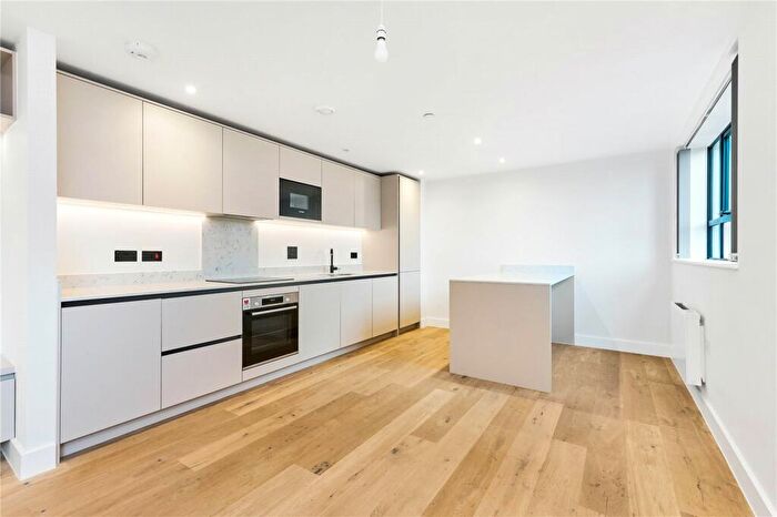 2 Bedroom Flat To Rent In Balham High Road, London, SW12