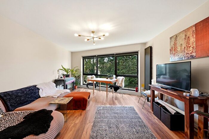 2 Bedroom Flat For Sale In Parkside Court, Weybridge, KT13