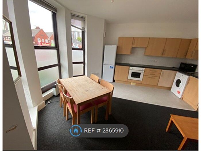 3 Bedroom Flat To Rent In Hathersage Road, Manchester, M13