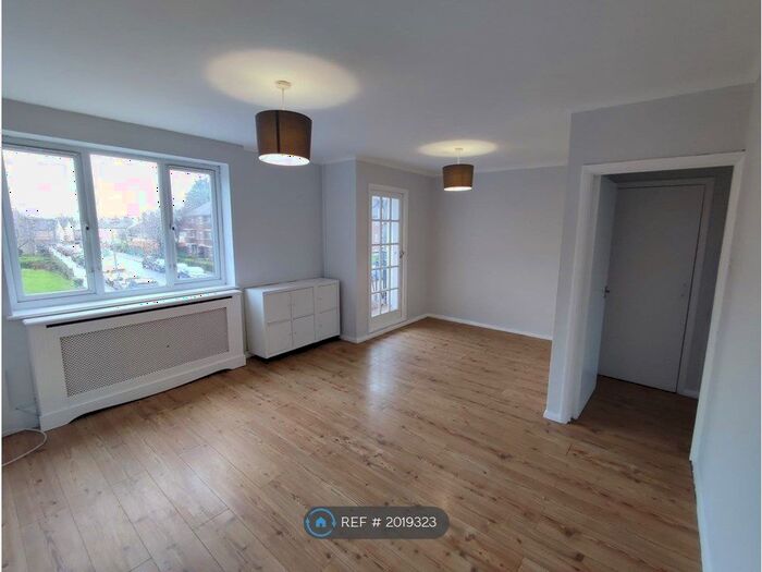 3 Bedroom Flat To Rent In Mottingham Road, London, SE9