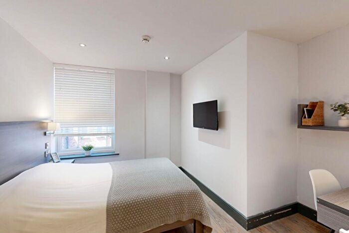 6 Bedroom Apartment To Rent In Hoods Hideout, - Houndsgate, NG1