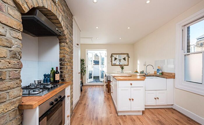 3 Bedroom Flat For Sale In Silverthorne Road, SW8
