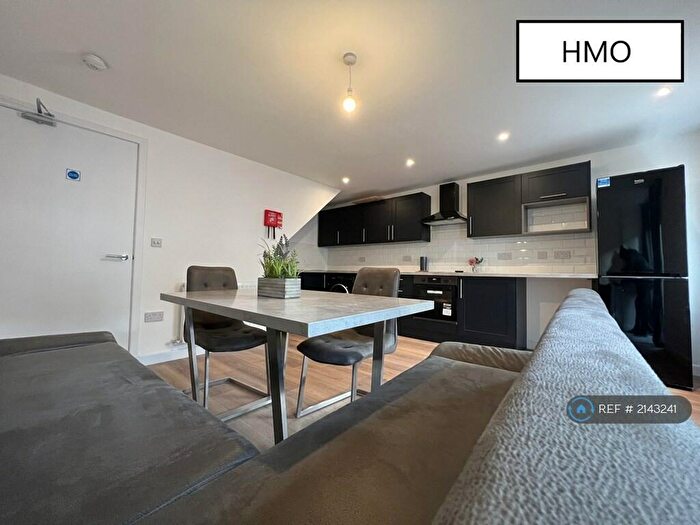 3 Bedroom Maisonette To Rent In Hmo Licensed Wyndford Road, Glasgow, G20