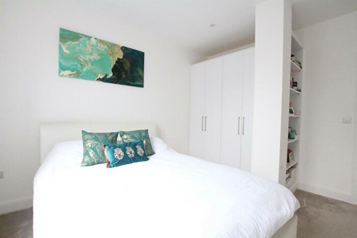 2 Bedroom Apartment For Sale In Kingston Road, Leatherhead, KT22