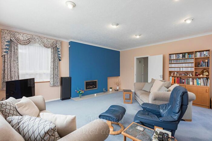 5 Bedroom Detached House For Sale In Chanctonbury Way, Crawley, RH11