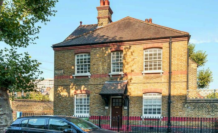 2 Bedroom Apartment To Rent In Aylesbury Road, London, SE17