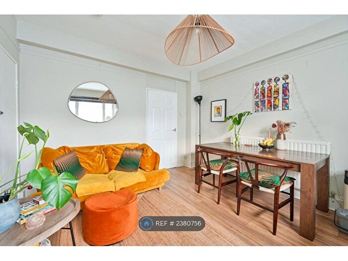 3 Bedroom Flat To Rent In Mayhew Court, London, SE5