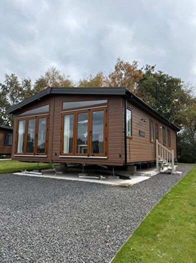 2 Bedroom Mobile/park Home For Sale In Chester Road, Oakmere, Northwich, CW8