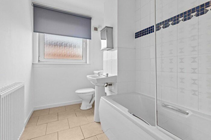 2 Bedroom Flat To Rent In Aitken Street, Airdrie, ML6