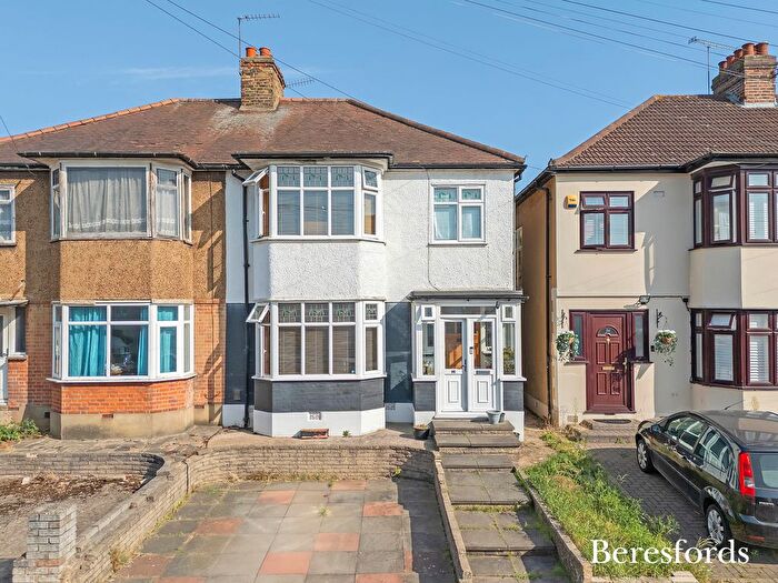 3 Bedroom Semi-Detached House For Sale In Dorset Avenue, Romford, RM1