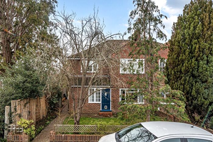 2 Bedroom Maisonette For Sale In Royston Avenue, Byfleet, Surrey, KT14