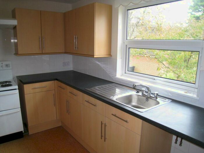 2 Bedroom Flat To Rent In Bedroom Flat In Chichester, PO19
