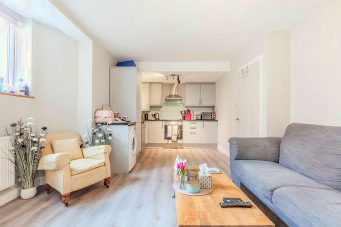 2 Bedroom Flat To Rent In Tooting Bec Gardens, Streatham, London, SW16