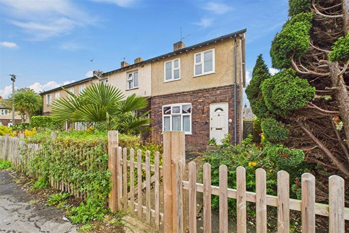 3 Bedroom Semi Detached House For Sale In Kent Road, Chichester, PO19