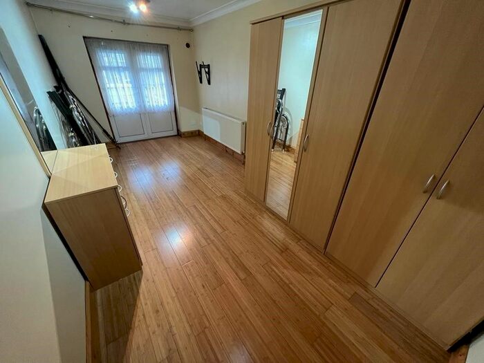 1 Bedroom Flat To Rent In Blackberry Farm Close, Hounslow, TW5