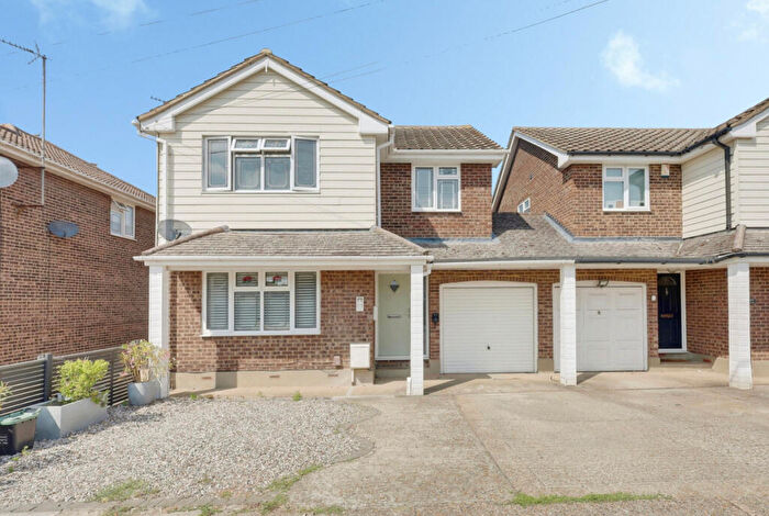 4 Bedroom Link Detached House For Sale In Thisselt Road, Canvey Island, SS8