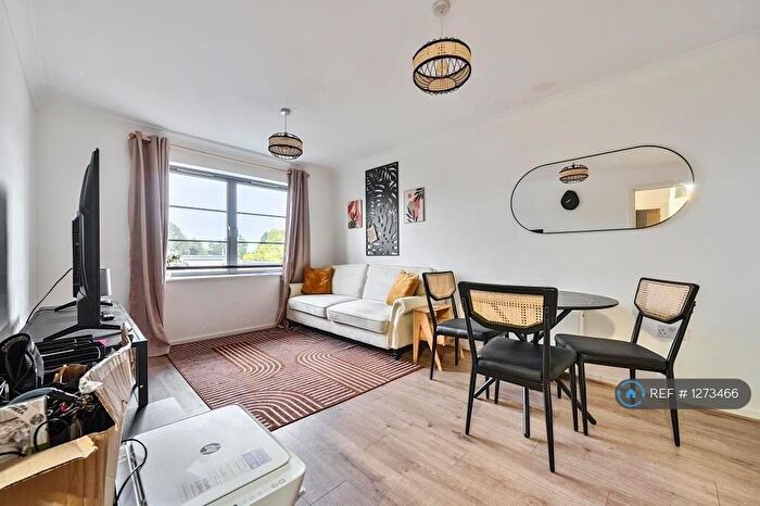 2 Bedroom Flat To Rent In Jubilee Square, Reading, RG1