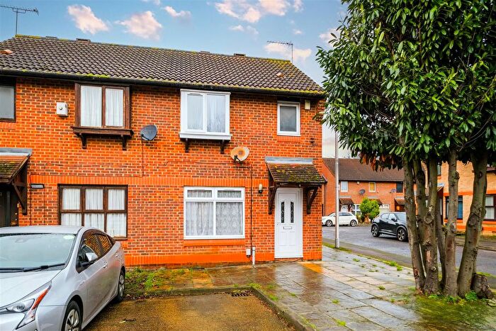 3 Bedroom Semi-Detached House To Rent In Goldhaze Close, Woodford Green, IG8