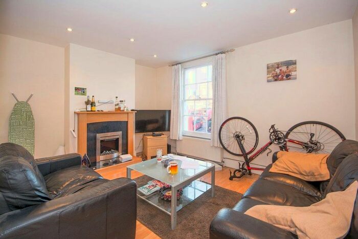 2 Bedroom Flat To Rent In Old Town, London, SW4