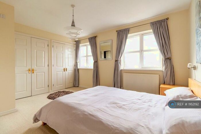 3 Bedroom Semi-Detached House To Rent In Elliotts Way, Reading, RG4